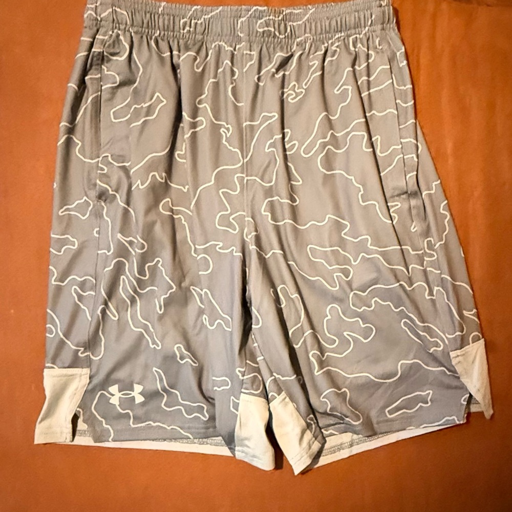 NWT Under Armour Men's Gray Camo Shorts